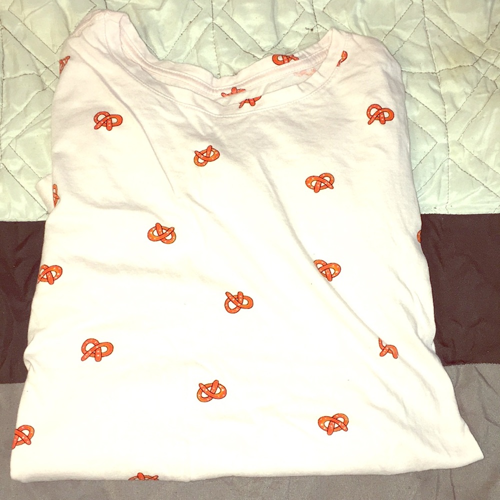 Women’s medium ( girls x large) shirt